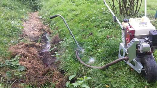 Bývalý potok regulovaný v plastové trubce zasypaný posekanou trávou. Víc pro hryzce a krtka snad už nemůžete ani udělat.